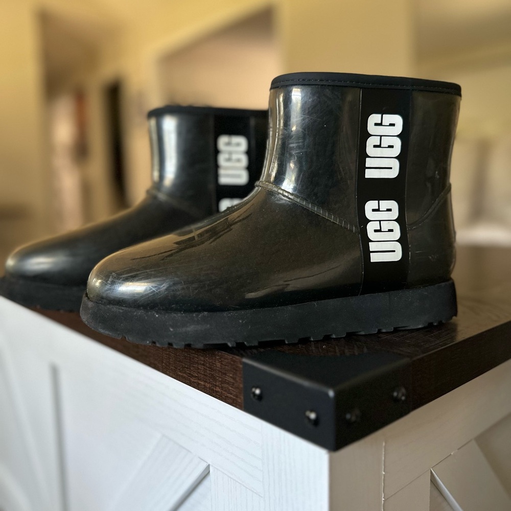 UGG Classic Clear Mini in Black Rain Boots Women’s Size 7